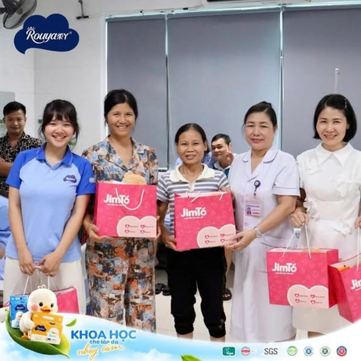Rouya cùng Jim Tồ trao hơn 175 phần quà tại Bệnh viện Phụ sản Thanh Hóa